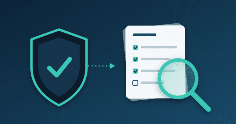 Schild mit Haken, Pfeil und Checkliste unter einer Lupe als Sinnbild für eine ausgelagerte, unabhängige Interne Revision
